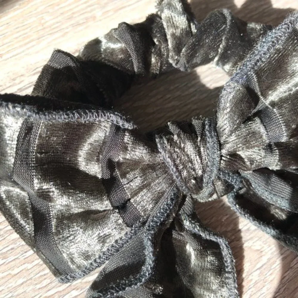 ❄️ Anthropologie velvet bow ponytail Holder